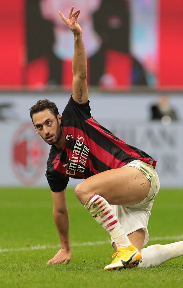 Hakan Calhanoglu contro il Verona (Photo by Emilio Andreoli/Getty Images) Hakan Calhanoglu contro il Verona (Photo by Emilio Andreoli/Getty Images)