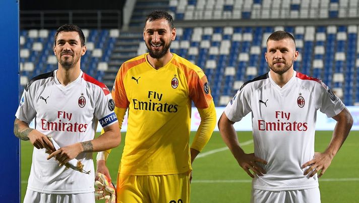 REGGIO NELL'EMILIA, ITALY - JULY 21: Alessio Romagnoli, Gianluigi Donnarumma and Ante Rebic of AC Milan during the Serie A match between US Sassuolo and AC Milan at Mapei Stadium - Città del Tricolore on July 21, 2020 in Reggio nell'Emilia, Italy. (Photo by Alessandro Sabattini/Getty Images) REGGIO NELL'EMILIA, ITALY - JULY 21: Alessio Romagnoli, Gianluigi Donnarumma and Ante Rebic of AC Milan during the Serie A match between US Sassuolo and AC Milan at Mapei Stadium - Città del Tricolore on July 21, 2020 in Reggio nell'Emilia, Italy. (Photo by Alessandro Sabattini/Getty Images)