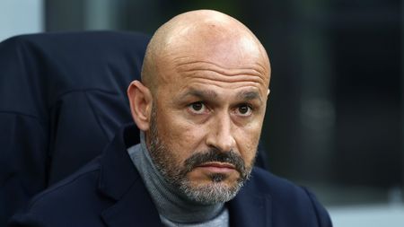 MILAN, ITALY - MARCH 19: Vincenzo Italiano, Head Coach of Fiorentina looks on prior to the Serie A match between FC Internazionale and ACF Fiorentina at Stadio Giuseppe Meazza on March 19, 2022 in Milan, Italy. (Photo by Marco Luzzani/Getty Images) MILAN, ITALY - MARCH 19: Vincenzo Italiano, Head Coach of Fiorentina looks on prior to the Serie A match between FC Internazionale and ACF Fiorentina at Stadio Giuseppe Meazza on March 19, 2022 in Milan, Italy. (Photo by Marco Luzzani/Getty Images)