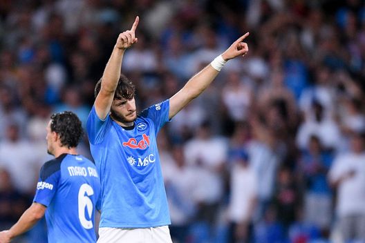 Khvicha Kvaratskhelia of SSC Napoli celebrates after scoring third goal during the Serie A match between SSC Napoli and AC Monza at Stadio Diego Armando Maradona, Naples, Italy on 21 August 2022. (Photo by Giuseppe Maffia/NurPhoto via Getty Images) Kvaratskhelia che inizio: come Cavani, Callejon e Hamsik - immagine 1