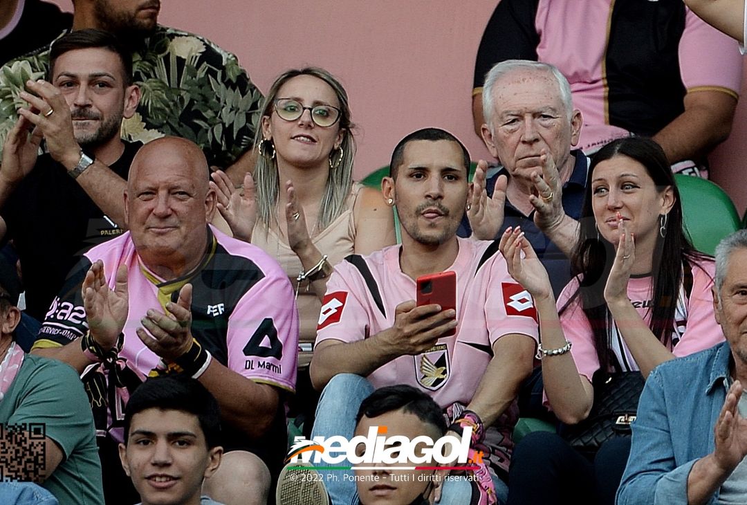 Fototifo, i tifosi allo stadio per Palermo-Feralpisaló 1-0 (gallery) - immagine 67