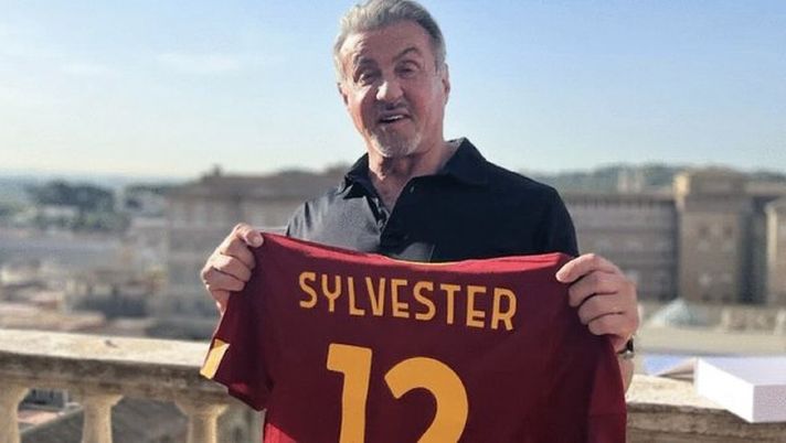 Sylvester Stallone con la maglia della Roma ma al derby tifa… Everton Sylvester Stallone con la maglia della Roma ma al derby tifa… Everton - immagine 1