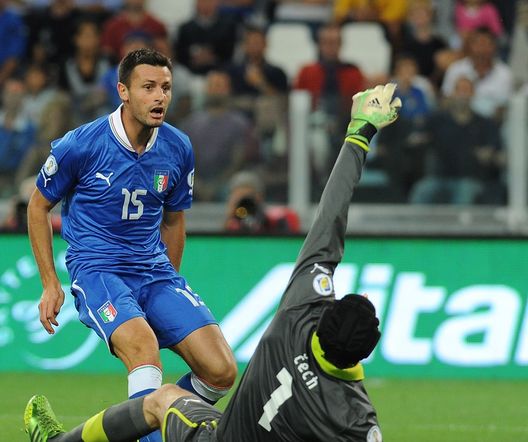 TURIN, ITALY - SEPTEMBER 10:  Manuel Pasqual (L) of Italy in action against Petr Cech of Czech Republic during the FIFA 2014 World Cup Qualifier group B match between Italy and Czech Republic at Juventus Arena on September 10, 2013 in Turin, Italy.  (Photo by Valerio Pennicino/Getty Images) 