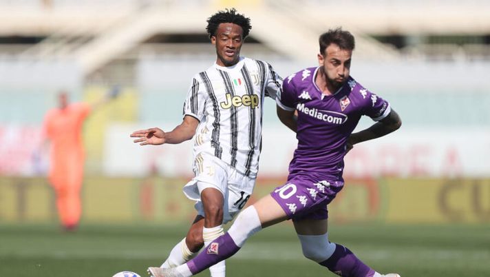FLORENCE, ITALY - APRIL 25: Juan Cuadrado of Juventus in action during the Serie A match between ACF Fiorentina and Juventus at Stadio Artemio Franchi on April 25, 2021 in Florence, Italy. Sporting stadiums around Italy remain under strict restrictions due to the Coronavirus Pandemic as Government social distancing laws prohibit fans inside venues resulting in games being played behind closed doors. (Photo by Gabriele Maltinti/Getty Images) Chi mettere in casa e chi mettere in trasferta: sei consigli per la 34a giornata - immagine 1