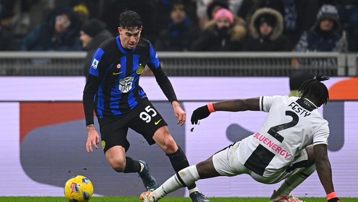 MILAN, ITALY - DECEMBER 09: Alessandro Bastoni of FC Internazionale in action, battles for the ball with Festy Ebosele of Udinese during the Serie A TIM match between FC Internazionale and Udinese Calcio at Stadio Giuseppe Meazza on December 09, 2023 in Milan, Italy. (Photo by Mattia Ozbot - Inter/Inter via Getty Images) Verso Udinese-Inter / Bastoni alza bandiera bianca: scelto il sostituto - immagine 1