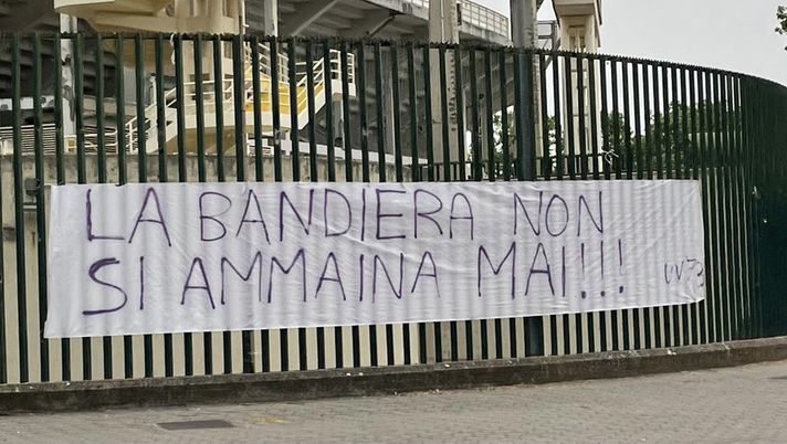 FOTO VN – Striscione per Antognoni: “La bandiera non si ammaina mai” FOTO VN – Striscione per Antognoni: “La bandiera non si ammaina mai”