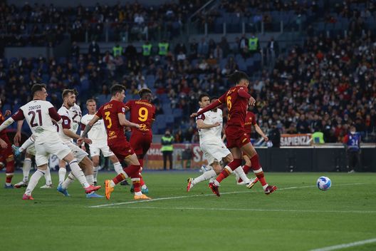 ROME, ITALY - APRIL 10: Chris Smalling of AS Roma scores the team's second goal during the Serie A match between AS Roma and US Salernitana at Stadio Olimpico on April 10, 2022 in Rome, Italy. (Photo by Paolo Bruno/Getty Images) roma salernitana
