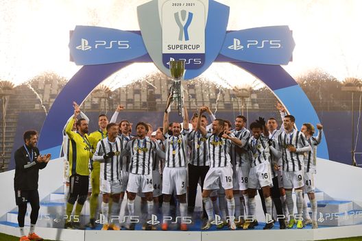 La Juventus alza il cielo la Supercoppa Italiana La Juventus alza il cielo la Supercoppa Italiana