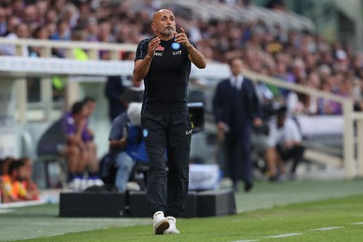 FLORENCE, ITALY - OCTOBER 03: Luciano Spalletti manager of SSC Napoli gestures during the Serie A match between ACF Fiorentina v SSC Napoli at Stadio Artemio Franchi on October 3, 2021 in Florence, Italy. (Photo by Gabriele Maltinti/Getty Images) Spalletti: “Abbiamo copiato lo schema del Dortmund! Dobbiamo migliorare sotto porta”- immagine 2