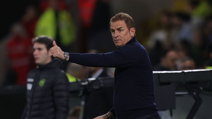 LA SPEZIA, ITALY - APRIL 14: Leonardo Semplici manager of Spezia Calcio gestures during the Serie A match between Spezia Calcio and SS Lazio at Stadio Alberto Picco on April 14, 2023 in La Spezia, Italy. (Photo by Gabriele Maltinti/Getty Images) Spezia, derby ligure: Semplici “Serve più del 100%, modulo? 4-3-3” - immagine 1