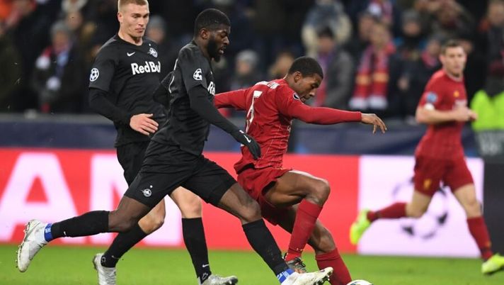 Salzburg's Cameroon defender Jerome Junior Onguene (L) and Liverpool's Dutch midfielder Georginio Wijnaldum vie for the ball during the UEFA Champions League Group E football match between RB Salzburg and Liverpool FC on December 10, 2019 in Salzburg, Austria. (Photo by JOE KLAMAR / AFP) (Photo by JOE KLAMAR/AFP via Getty Images) Gazzetta: “Wijnaldum si è offerto alla Roma a parametro zero, ma c’è overbooking” - immagine 1