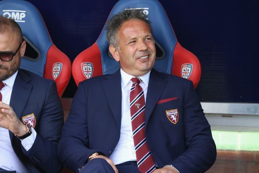  CAGLIARI, ITALY - APRIL 09: Sinisa Mihajlovic coach of Torino during the Serie A match between Cagliari Calcio and FC Torino at Stadio Sant'Elia on April 9, 2017 in Cagliari, Italy. (Photo by Enrico Locci/Getty Images) 