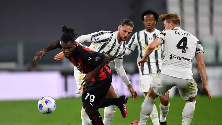 TURIN, ITALY - MAY 09: Franck Kessie of A.C. Milan is challenged by Adrien Rabiot of Juventus during the Serie A match between Juventus  and AC Milan at  on May 09, 2021 in Turin, Italy. Sporting stadiums around Italy remain under strict restrictions due to the Coronavirus Pandemic as Government social distancing laws prohibit fans inside venues resulting in games being played behind closed doors. (Photo by Valerio Pennicino/Getty Images)