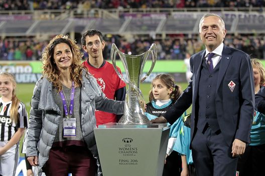 FLORENCE, ITALY - APRIL 24: Patrizia Panico and Sandro Mencucci of ACF Fiorentina during the Serie A match between ACF Fiorentina and Juventus FC at Stadio Artemio Franchi on April 24, 2016 in Florence, Italy. (Photo by Gabriele Maltinti/Getty Images) Mencucci: “Io e Corvino emozionati. Fiorentina, attenta al Lecce. Ci proveremo”- immagine 2