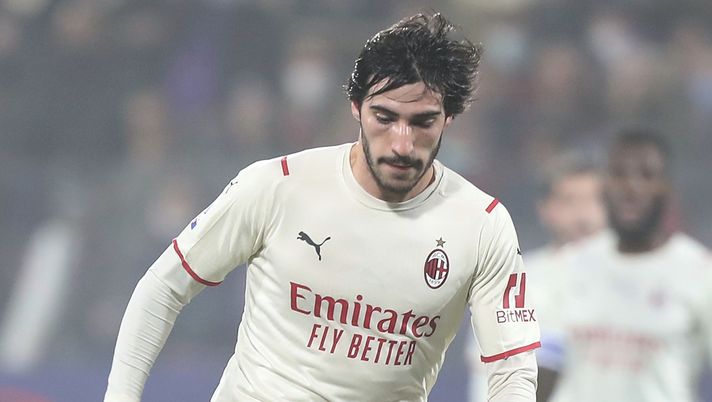 FLORENCE, ITALY - NOVEMBER 20: Sandro Tonali of AC Milan in action during the Serie A match between ACF Fiorentina and AC Milan at Stadio Artemio Franchi on November 20, 2021 in Florence, Italy. (Photo by Gabriele Maltinti/Getty Images) Venezia-Milan, Tonali: “Campo difficile qui: ci sono già passato …” - immagine 1