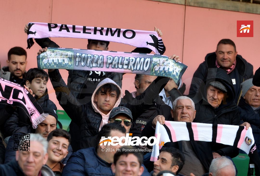 FOTOTIFO Palermo-Como 3-0, gli scatti ai tifosi al “Renzo Barbera” (GALLERY) - immagine 75