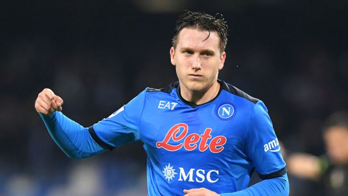 NAPLES, ITALY - DECEMBER 04: Piotr Zielinski of SSC Napoli celebrates after scoring their side's first goal during the Serie A match between SSC Napoli v Atalanta BC at Stadio Diego Armando Maradona on December 04, 2021 in Naples, Italy. (Photo by Francesco Pecoraro/Getty Images) Napoli, la Gazzetta: “Due opzioni per far riposare Zielinski. No a Mertens?” - immagine 1