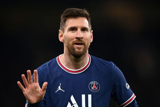 MANCHESTER, ENGLAND - NOVEMBER 24: Lionel Messi of Paris Saint-Germain looks on during the UEFA Champions League group A match between Manchester City and Paris Saint-Germain at Etihad Stadium on November 24, 2021 in Manchester, England. (Photo by Shaun Botterill/Getty Images) Messi da record: un tifoso spende 43 mila euro per la maglia numero 30 del PSG- immagine 2