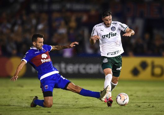  BUENOS AIRES, ARGENTINA - MARCH 04: Matias Vina of Palmeiras fights for the ball with Jorge Ortiz of Tigre during a Group B match between Tigre and Palmeiras as part of Copa CONMEBOL Libertadores 2020 at Jose Dellagiovanna on March 4, 2020 in Buenos Aires, Argentina. (Photo by Marcelo Endelli/Getty Images) 
