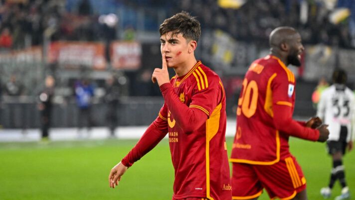 ROME, ITALY - NOVEMBER 26: Paulo Dybala of AS Roma celebrates after scored the second goal for his team during the Serie A TIM match between AS Roma and Udinese Calcio at Stadio Olimpico on November 26, 2023 in Rome, Italy. (Photo by Fabio Rossi/AS Roma via Getty Images) Voti fantacalcio: Dybala show, bocciati Pellegrini e Samardzic! Bove più Lukaku e Thauvin - immagine 1