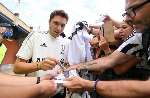 VILLAR PEROSA, ITALY - AUGUST 04: Federico Chiesa of Juventus signs autographs to Juventus fans during the Pre-Season Friendly between Juventus vs Juventus B on August 04, 2022 in Villar Perosa, Italy. (Photo by Chris Ricco - Juventus FC/Juventus FC via Getty Images) Chiesa, adesso è un caso: il suo rientro slitta giorno dopo giorno- immagine 2