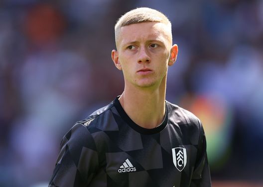 LONDON, ENGLAND - AUGUST 06: Jay Stansfield of Fulham during the Premier League match between Fulham FC and Liverpool FC at Craven Cottage on August 6, 2022 in London, United Kingdom. (Photo by Jacques Feeney/Offside/Offside via Getty Images) Di padre in figlio: la storia di Jay Stansfield, che indosserà la “9” ritirata dopo la morte di Adam - immagine 1