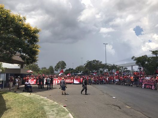 I tifosi dell'Internacional alla partenza della squadra da Porto Alegre verso Rio de Janeiro I tifosi dell'Internacional alla partenza della squadra da Porto Alegre verso Rio de Janeiro