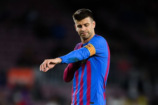 BARCELONA, SPAIN - SEPTEMBER 20: Gerard Pique of FC Barcelona looks on during the La Liga Santander match between FC Barcelona and Granada CF at Camp Nou on September 20, 2021 in Barcelona, Spain. (Photo by David Ramos/Getty Images) Piqué e Shakira, nuovo capitolo: il difensore rimasto fuori ad aspettare al portone di casa- immagine 2