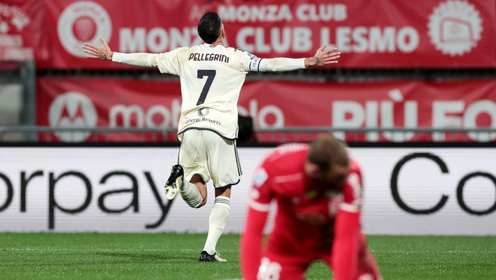 MONZA, ITALY - MARCH 02: Lorenzo Pellegrini of AS Roma celebrates scoring his team's first goal during the Serie A TIM match between AC Monza and AS Roma - Serie A TIM at the U-Power Stadium on March 02, 2024 in Monza, Italy. (Photo by Emilio Andreoli/Getty Images) Monza-Roma, le pagelle dei quotidiani: super Dybala e Pellegrini. De Rossi vola - immagine 1