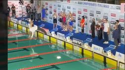 VIDEO / Malagò mantiene la promessa: il tuffo (in camicia) con Federica Pellegrini