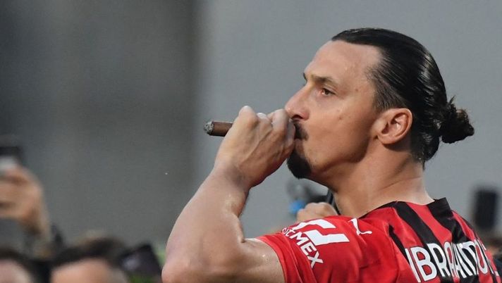 AC Milan's Swedish forward Zlatan Ibrahimovic smokes a cigara s he arrives for the winner's trophy ceremony after AC Milan won the Italian Serie A football match between Sassuolo and AC Milan, securing the 'Scudetto' championship on May 22, 2022 at the Mapei - Citta del Tricolore stadium in Sassuolo. (Photo by Tiziana FABI / AFP) (Photo by TIZIANA FABI/AFP via Getty Images) Ibrahimovic show al Mapei: fa la passerella Scudetto con sigaro e champagne - immagine 1