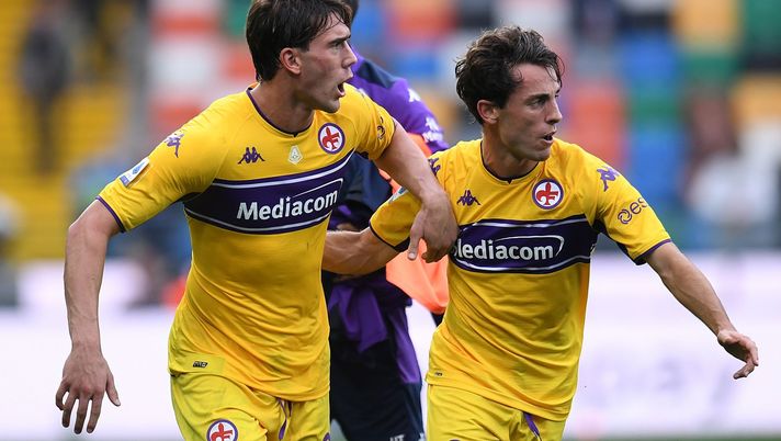 UDINE, ITALY - SEPTEMBER 26: Dusan Vlahovic and Alvaro Odriozola of ACF Fiorentina celebrate the victory during the Serie A match between Udinese Calcio and ACF Fiorentina at Dacia Arena on September 26, 2021 in Udine, Italy. (Photo by Alessandro Sabattini/Getty Images) 