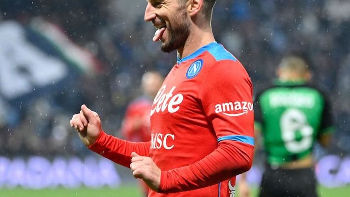Napoli's Belgian forward Dries Mertens celebrates after scoring during the Italian Serie A football match between Sassuolo and Napoli on December 01, 2021 at the Citta del Tricolore stadium in Reggio Emilia. (Photo by Alberto PIZZOLI / AFP) (Photo by ALBERTO PIZZOLI/AFP via Getty Images) Gazzetta: “Mertens vuole restare… ma non da simbolo: eviterà un Totti-bis” - immagine 1