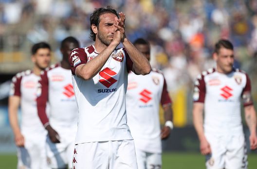 BERGAMO, ITALY - APRIL 22:  Emiliano Moretti of Torino FC salutes the fans at the end of the serie A match between Atalanta BC and Torino FC at Stadio Atleti Azzurri d'Italia on April 22, 2018 in Bergamo, Italy.  (Photo by Marco Luzzani/Getty Images) 