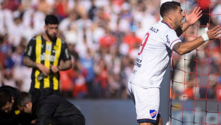 Derby di Montevideo, lancio di oggetti contro il portiere del Penarol: Suarez sgrida i suoi tifosi! IL PISTOLERO SGRIDA I SUOI TIFOSI