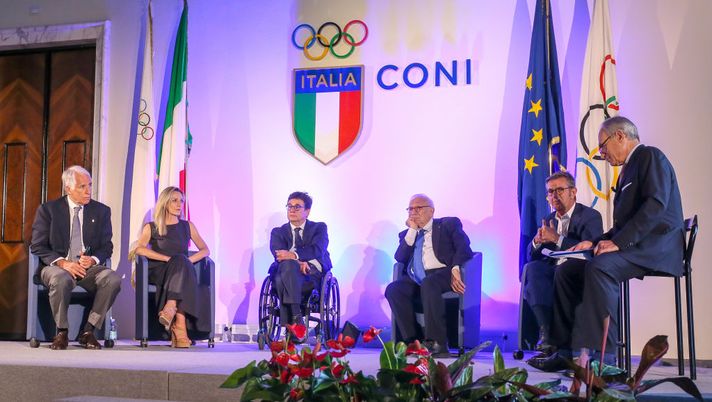 ROME, ITALY - JUNE 24: (L-R) CONI President Giovanni Malago', Italian undersecretary for sport Valentina Vezzali, president of the Italian Paralympic Committee Luca Pancalli, Italian Minister of Public Education Patrizio Bianchi and CEO of the Milano - Cortina 2026 Foundation Vincenzo Novari attend the Milano - Cortina 2026 Olympic Games Press Conference on June 24, 2021 in Rome, Italy. (Photo by Giampiero Sposito/Getty Images) Addio a Vincenzo Malagò, per 40 anni nella Roma: è stato vicepresidente - immagine 1