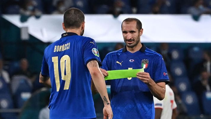 Italy's defender Giorgio Chiellini (R) passes the captain's armband to Italy's defender Leonardo Bonucci before leaving the pitch due to injury during the UEFA EURO 2020 Group A football match between Italy and Switzerland at the Olympic Stadium in Rome on June 16, 2021. (Photo by ANDREAS SOLARO / POOL / AFP) (Photo by ANDREAS SOLARO/POOL/AFP via Getty Images) BREAKING – Sky: “Novità per Chiellini e Florenzi: ecco le decisioni in vista dell’Austria” - immagine 1