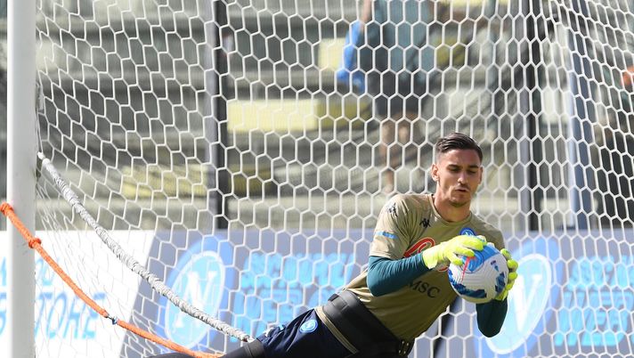 CASTEL DI SANGRO, ITALY - AUGUST 10: Alex Meret of Napoli during an SSC Napoli training session on August 10, 2021 in Castel di Sangro, Italy. (Photo by SSC NAPOLI/SSC NAPOLI via Getty Images) 