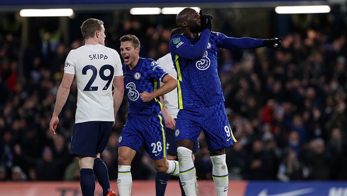 LONDON, ENGLAND - JANUARY 05: Romelu Lukaku of Chelsea celebrates their side's second goal which came from a Ben Davies of Tottenham Hotspur (not pictured) own goal during the Carabao Cup Semi Final First Leg match between Chelsea and Tottenham Hotspur at Stamford Bridge on January 05, 2022 in London, England. (Photo by Julian Finney/Getty Images) Botta e risposta da derby: tifosi Tottenham “Pensa sempre all’Inter”, Lukaku “Zitti…” - immagine 1