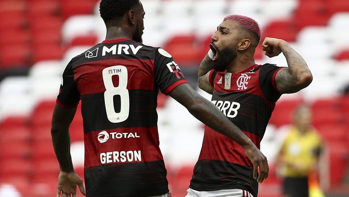 RIO DE JANEIRO, BRAZIL - FEBRUARY 21: Gabriel Barbosa (R) of Flamengo celebrates with Gerson after scoring a goal during a match between Flamengo and Internacional as part of 2020 Brasileirao Series A at Maracana Stadium on February 21, 2021 in Rio de Janeiro, Brazil. (Photo by Buda Mendes/Getty Images) RIO DE JANEIRO, BRAZIL - FEBRUARY 21: Gabriel Barbosa (R) of Flamengo celebrates with Gerson after scoring a goal during a match between Flamengo and Internacional as part of 2020 Brasileirao Series A at Maracana Stadium on February 21, 2021 in Rio de Janeiro, Brazil. (Photo by Buda Mendes/Getty Images)