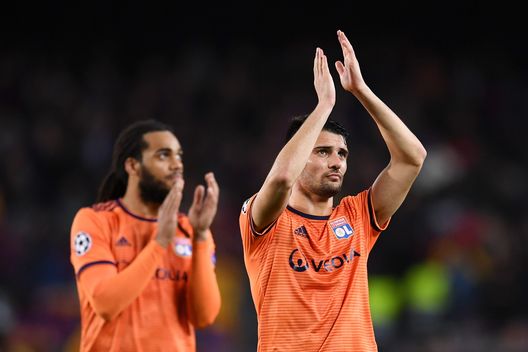 BARCELONA, SPAIN - MARCH 13: Leo Dubois of Olympique Lyonnais applauds the crowd after the UEFA Champions League Round of 16 Second Leg match between FC Barcelona and Olympique Lyonnais at Nou Camp on March 13, 2019 in Barcelona, Spain. (Photo by David Ramos/Getty Images) Il Tirreno: “Dodò-ACF, non è semplice. Torna di moda un altro nome”- immagine 2
