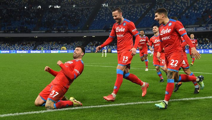 NAPLES, ITALY - JANUARY 09: Andrea Petagna of SSC Napoli celebrates with teammates Amir Rrahmani, Giovanni Di Lorenzo and Diego Demme after scoring their team's first goal during the Serie A match between SSC Napoli v UC Sampdoria at Stadio Diego Armando Maradona on January 09, 2022 in Naples, Italy. (Photo by Francesco Pecoraro/Getty Images) NAPLES, ITALY - JANUARY 09: Andrea Petagna of SSC Napoli celebrates with teammates Amir Rrahmani, Giovanni Di Lorenzo and Diego Demme after scoring their team's first goal during the Serie A match between SSC Napoli v UC Sampdoria at Stadio Diego Armando Maradona on January 09, 2022 in Naples, Italy. (Photo by Francesco Pecoraro/Getty Images)