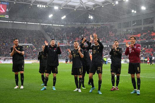 FREIBURG IM BREISGAU, GERMANY - APRIL 02: Players of FC Bayern Muenchen celebrate following their side's victory in the Bundesliga match between Sport-Club Freiburg and FC Bayern München at Europa-Park Stadion on April 02, 2022 in Freiburg im Breisgau, Germany. (Photo by Matthias Hangst/Getty Images) FREIBURG IM BREISGAU, GERMANY - APRIL 02: Players of FC Bayern Muenchen celebrate following their side's victory in the Bundesliga match between Sport-Club Freiburg and FC Bayern München at Europa-Park Stadion on April 02, 2022 in Freiburg im Breisgau, Germany. (Photo by Matthias Hangst/Getty Images)
