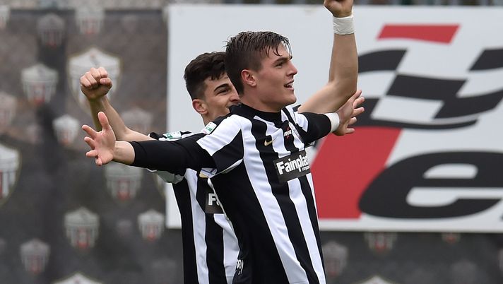 ASCOLI PICENO, ITALY - FEBRUARY 25: Andrea Favilli of Ascoli PIcchio FC celebrates after scoring the opening goal during the Serie B match between Ascoli Picchio FC and AC Pisa at Stadio Gino e Lillo del Duca on February 25, 2017 in Ascoli Piceno, Italy.  (Photo by Giuseppe Bellini/Getty Images)  ASCOLI PICENO, ITALY - FEBRUARY 25: Andrea Favilli of Ascoli PIcchio FC celebrates after scoring the opening goal during the Serie B match between Ascoli Picchio FC and AC Pisa at Stadio Gino e Lillo del Duca on February 25, 2017 in Ascoli Piceno, Italy.  (Photo by Giuseppe Bellini/Getty Images)