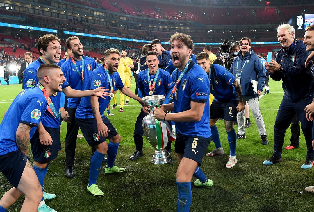  LONDON, ENGLAND - JULY 11: Manuel Locatelli of Italy celebrates with The Henri Delaunay Trophy following his team's victory in the UEFA Euro 2020 Championship Final between Italy and England at Wembley Stadium on July 11, 2021 in London, England. (Photo by Paul Ellis - Pool/Getty Images) 