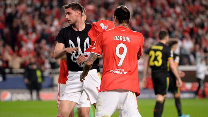 LISBON, PORTUGAL - FEBRUARY 23: Roman Yaremchuk of Benfica celebrates with teammate Darwin Nunez after scoring their team's second goal during the UEFA Champions League Round Of Sixteen Leg One match between SL Benfica and AFC Ajax at Estadio da Luz on February 23, 2022 in Lisbon, Portugal. (Photo by Octavio Passos/Getty Images) Yaremchuk: “In questo momento è difficile parlare solo di calcio, è un momento difficile per il mio paese” - immagine 1