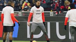 Milan, maglia in omaggio di Kjaer nel riscaldamento: “Forza Simon”