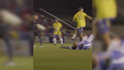 Ronaldinho, la classe non invecchia: tunnel e no look da favola | VIDEO