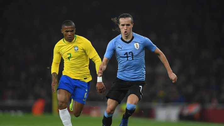 LONDON, ENGLAND - NOVEMBER 16: Diego Laxalt of Uruguay and Douglas Costa of Brazil in action during the International Friendly between Brazil and Uruguay at Emirates Stadium on November 16, 2018 in London, England. (Photo by Mike Hewitt/Getty Images) 