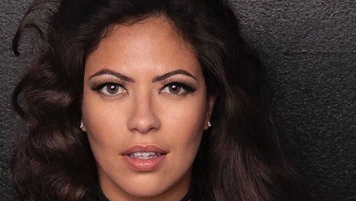 Fabiana Britto, scollatura mozzafiato e paragone illustro: “Sono Fabiana o la Loren?”  Fabiana Britto, scollatura mozzafiato e paragone illustro: “Sono Fabiana o la Loren?”